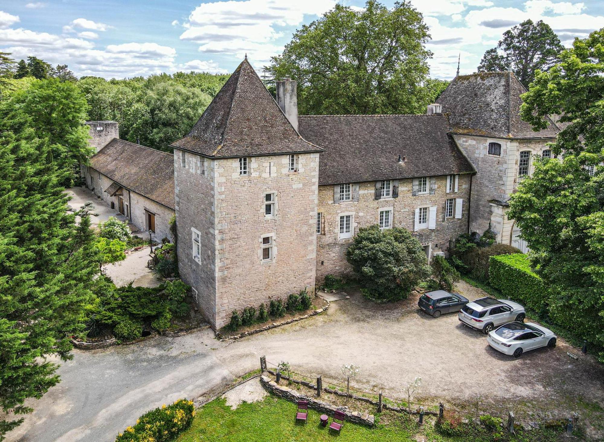 Chateau De - La Delicate Dracy-le-Fort